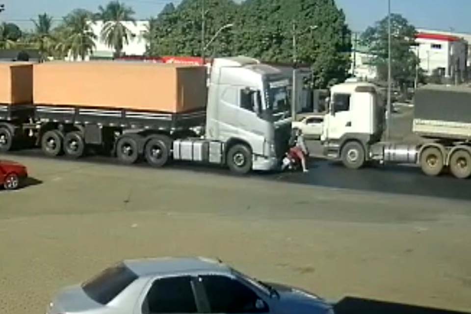 Motocicleta e condutora são arrastados por carreta na BR-364