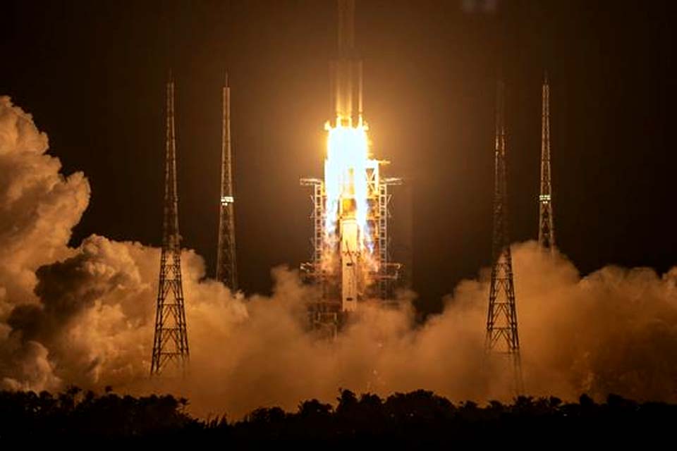 China lança sonda para recolher material da superfície lunar