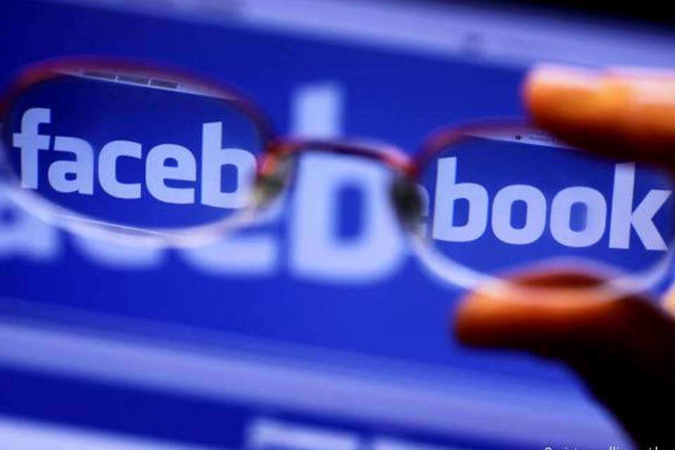 Facebook remove rede de contas falsas relacionada ao PSL e a gabinetes da família Bolsonaro