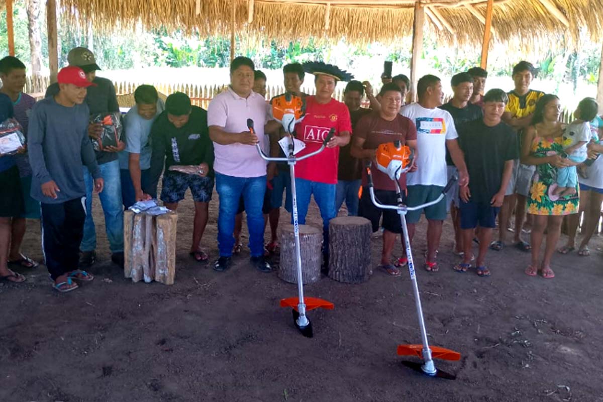 Prefeitura fortalece aldeias indígenas com entrega de roçadeiras em Guajará-Mirim