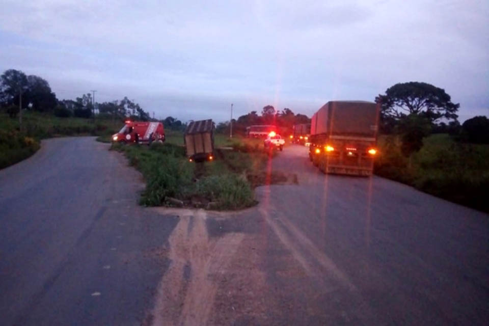 Caminhão cai no canteiro central do Anel Viário em Ji-Paraná