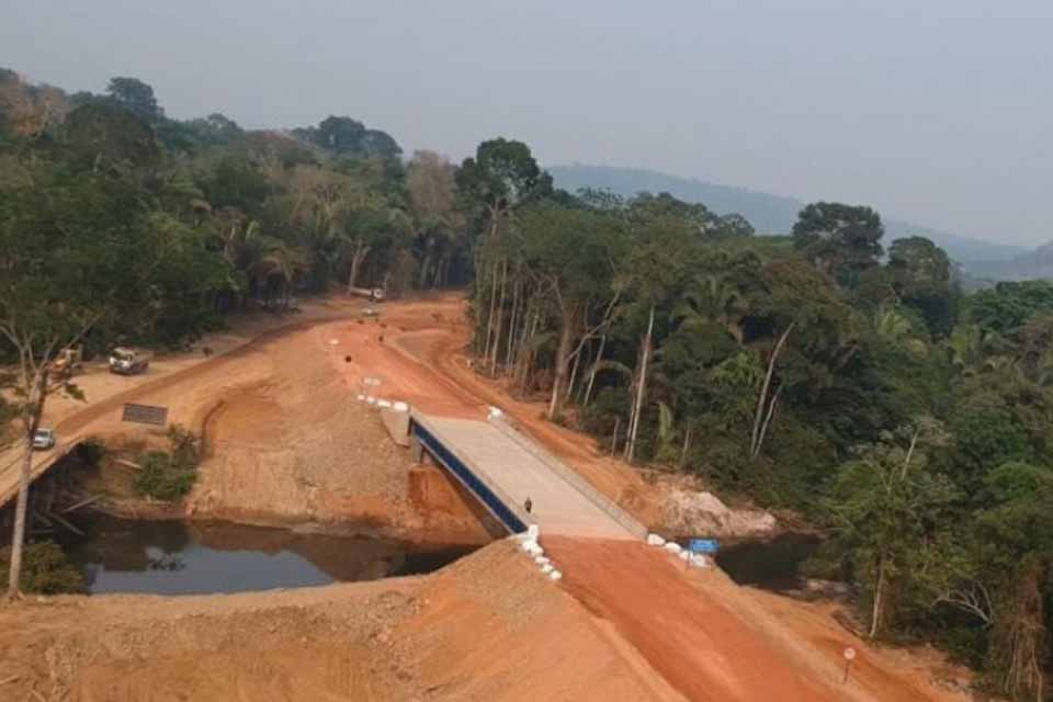 Governo transforma conexão entre municípios com substituição de pontes de madeira por estruturas de concreto de aço
