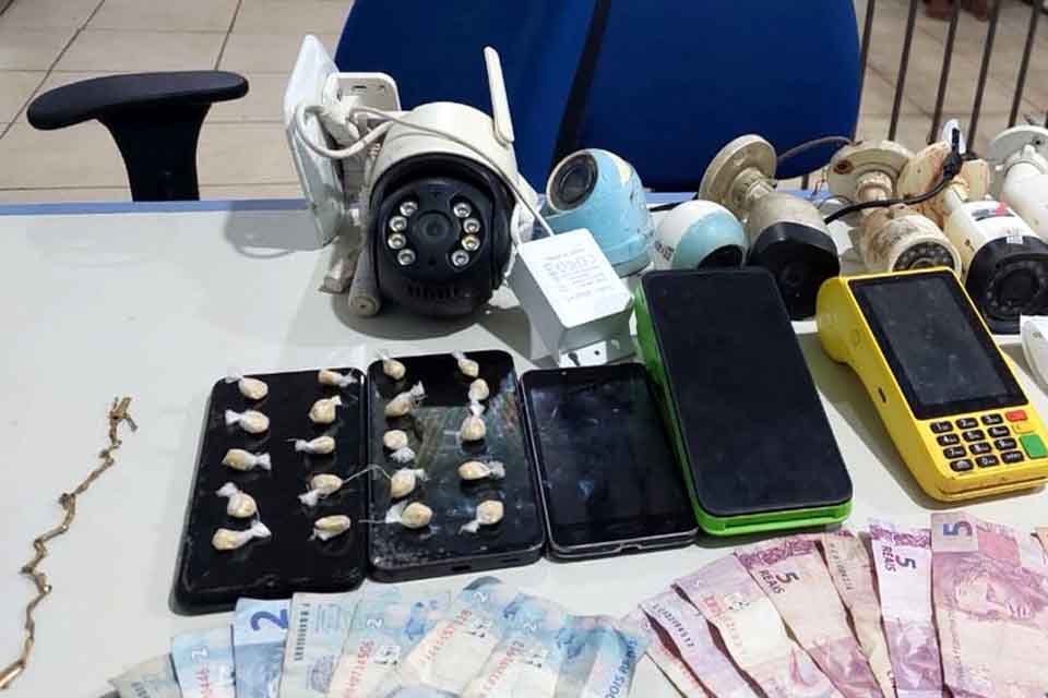 PM estoura boca de fumo em distribuidora e prende traficante com drogas