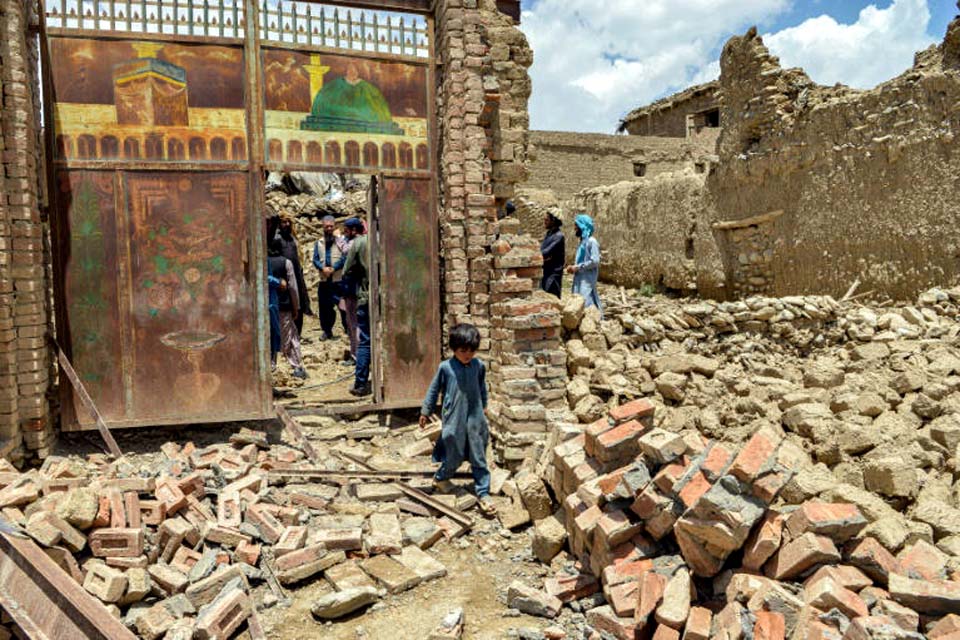Ajuda começa a chegar para os atingidos de terremoto no Afeganistão