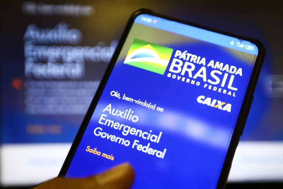 Trabalhadores nascidos em agosto podem sacar auxílio emergencial nesta terça-feira (11)