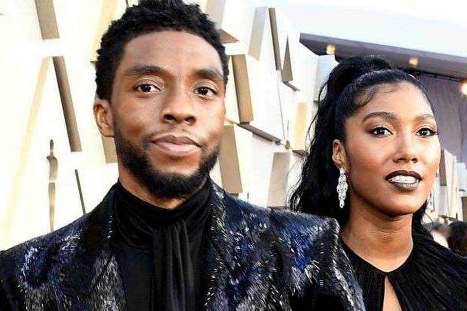 Mulher de Chadwick recebe prêmio por ele no Globo de Ouro e discurso emociona