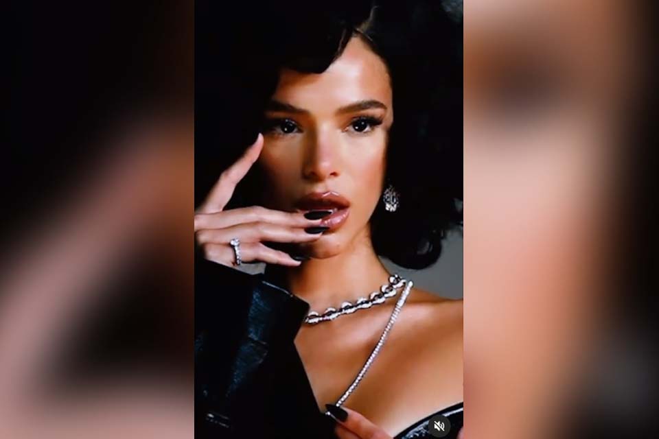 Bruna Marquezine posa só de meia-calça e luvas de couro em vídeo