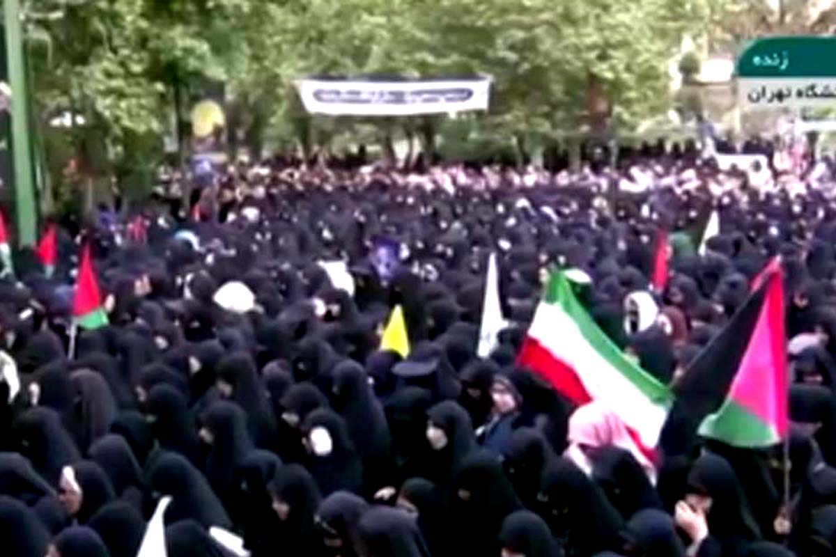 Funeral de Khamenei mobiliza multidões no Irã e tem gritos de morte a Trump
