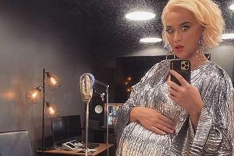 Na reta final da gravidez, Katy Perry destaca Orlando Bloom