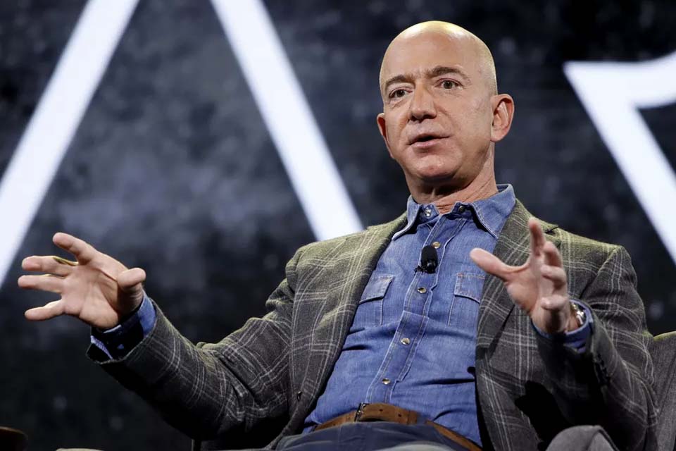 Jeff Bezos perde US$ 13 bilhões com queda nas ações da Amazon