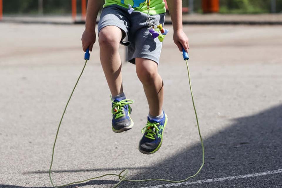 Pais podem ser notificados se deixarem filhos brincando nas ruas e avenidas durante a pandemia
