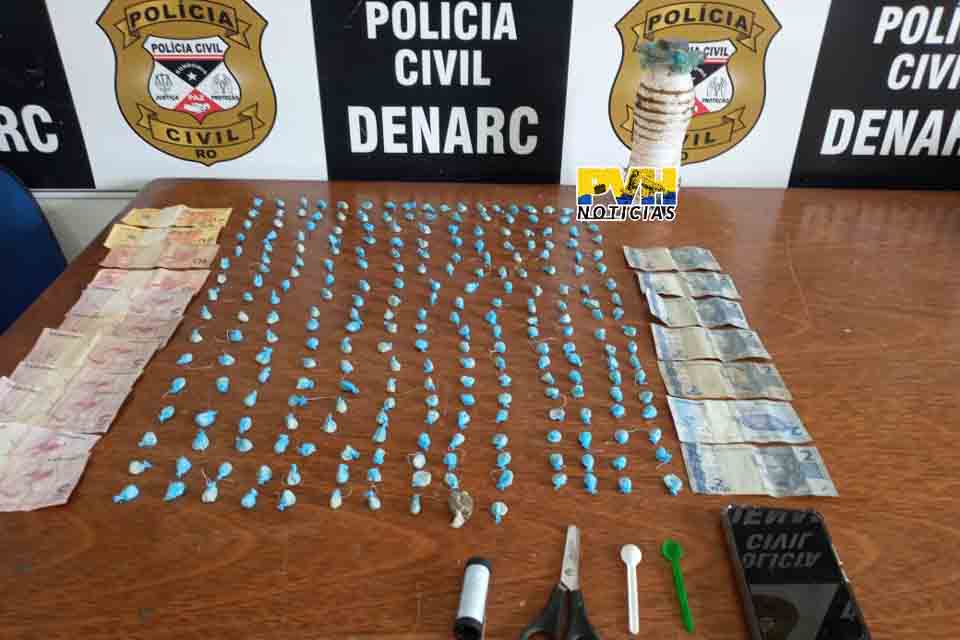 Traficante e cliente são presos com 245 porções de cocaína enterradas em quintal