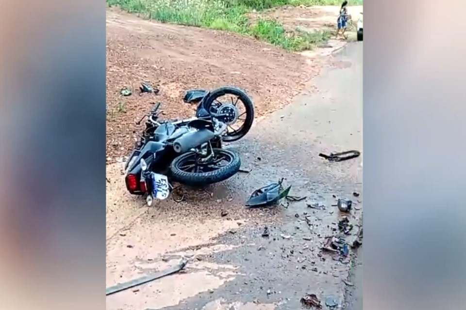 Motociclista fica gramente ferida após colisão com caminhonete na BR-364