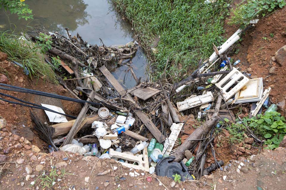 Grande quantidade de lixo doméstico é encontrado nos canais de Porto Velho