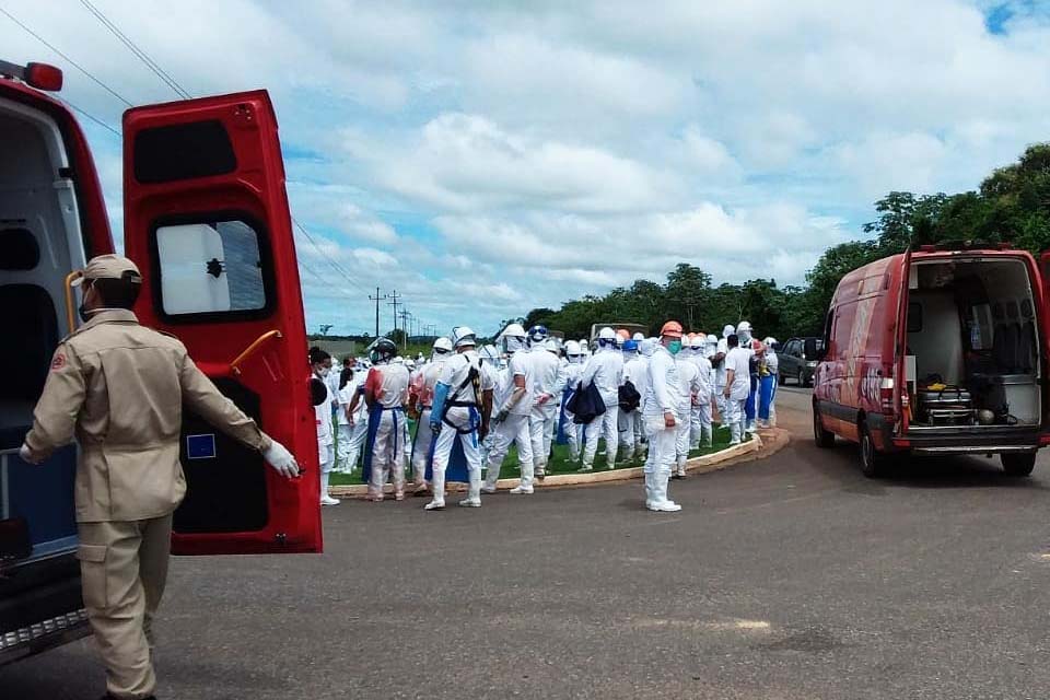 Trabalhadores são socorridos após vazamento de amônia em frigorífico da JBS, em Rondônia