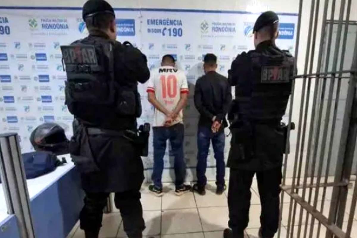 BPTA apreende submetralhadora 9 mm e prende dois homens na zona Leste 