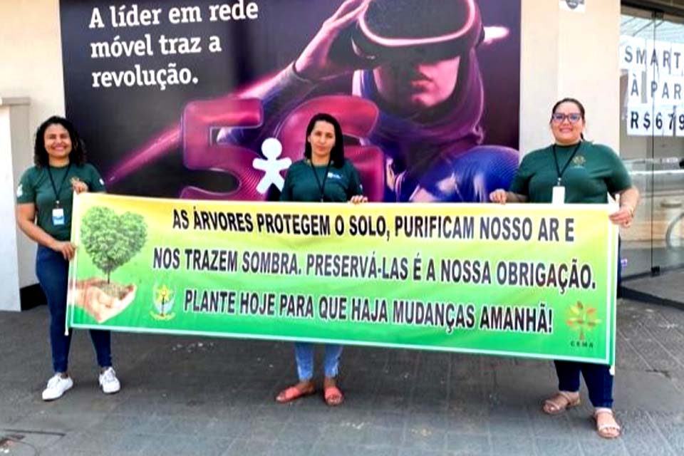 Alunos de escola municipal plantam mudas de ipês durante ação do programa 