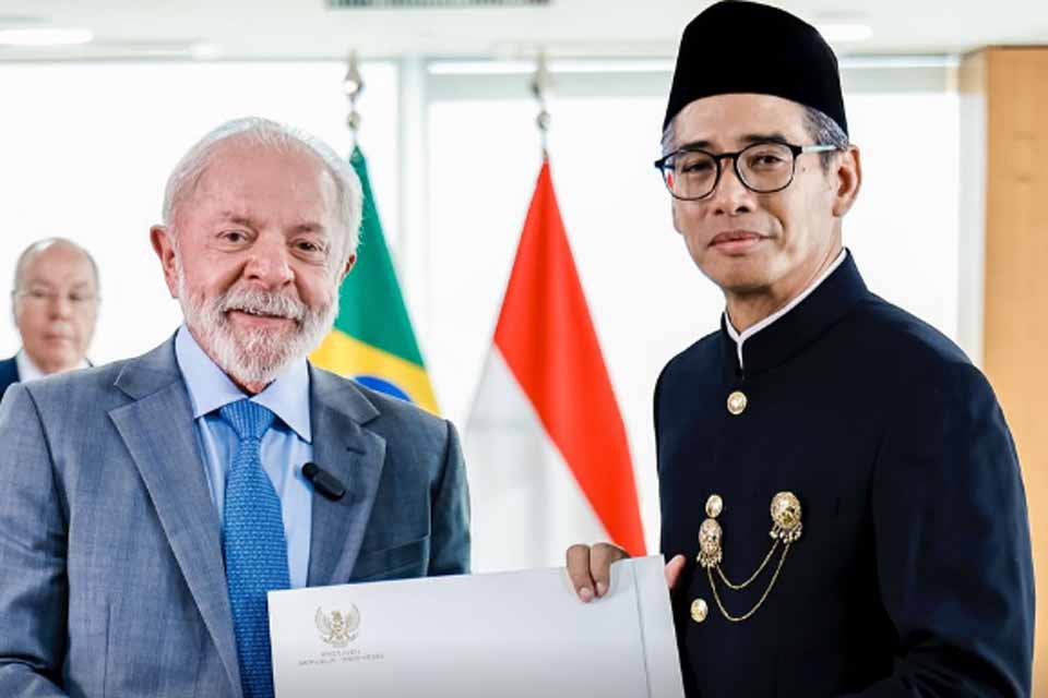 Lula recebe credenciais de nove novos embaixadores