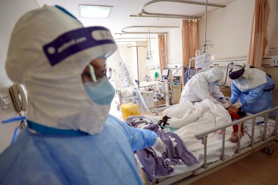 Diretor de hospital em Wuhan morre infectado pelo novo coronavírus