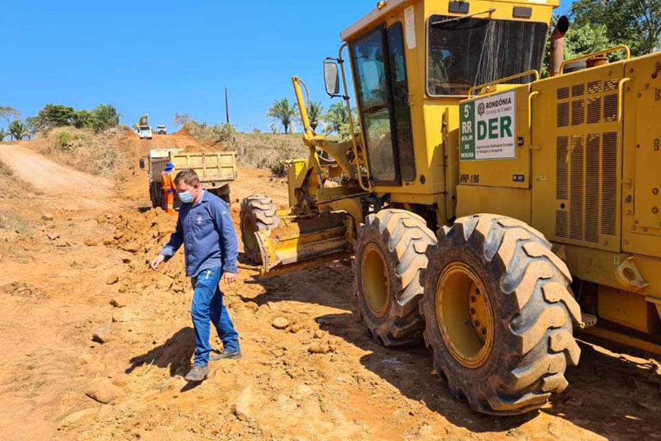 DER rebaixa morro e alinha estrada para resolver problema histórico na RO-484, em Santa Luzia d’Oeste