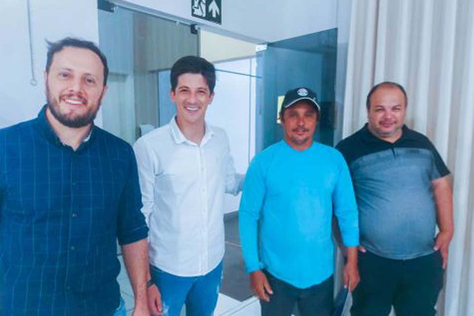 Secretaria Municipal de Terras realiza entrega de títulos de regularização urbana no município