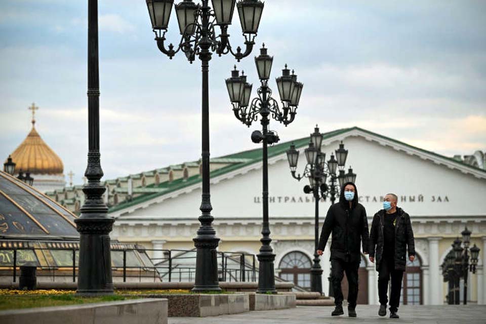 Rússia registra terceiro recorde consecutivo de mortes e contágios por covid-19