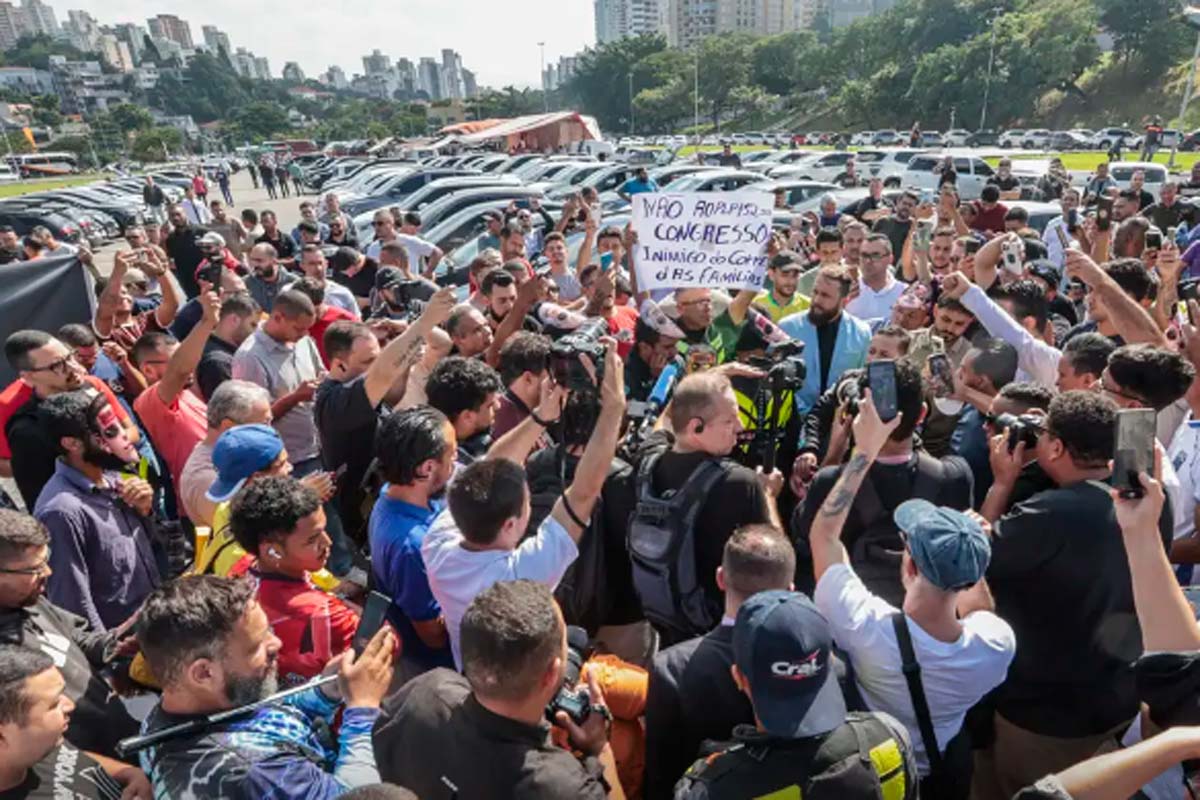 Motoristas protestam contra regulamentação do serviço por aplicativo