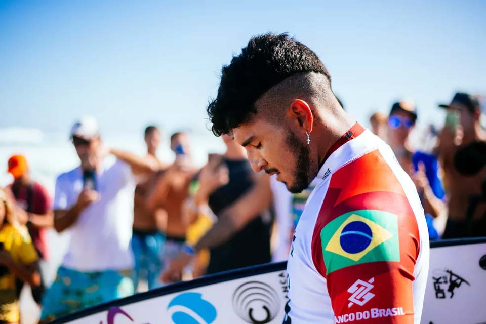 Gabriel Medina cai no round 2 do Rio Pro e dá adeus à briga pelo tetra mundial