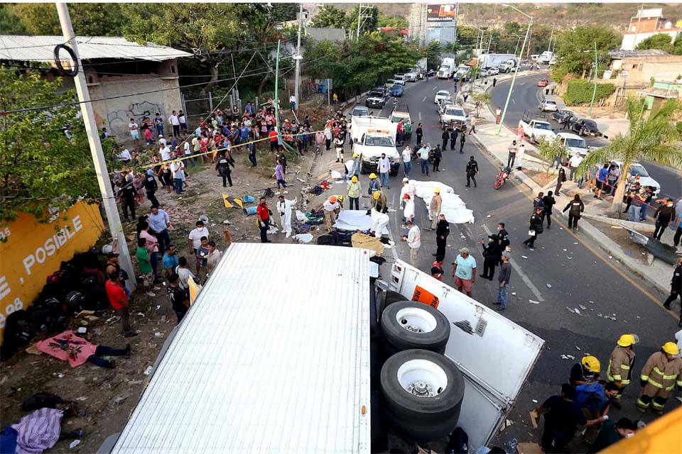 Acidente com caminhão de mercadorias no México deixa 53 mortos