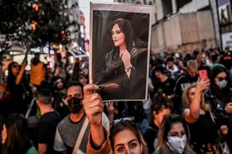 Irã enfrenta condenação internacional e mais protestos após execução polêmica