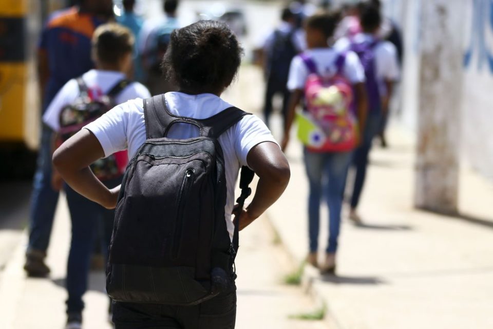 Estudantes do ensino médio terão poupança para permanecer na escola