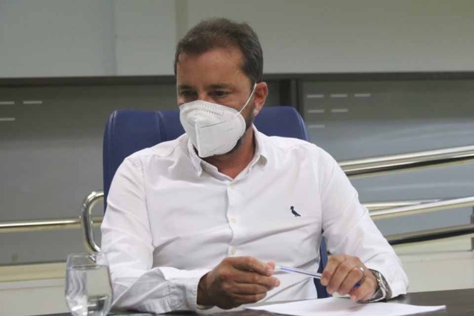 Prefeito Hildon Chaves antecipa pagamento dos salários e 13° para o dia 18