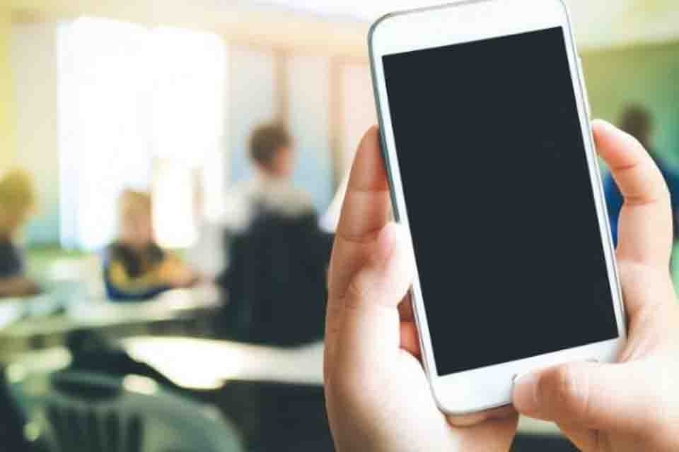86% dos brasileiros defendem restrição do uso de celulares nas escolas