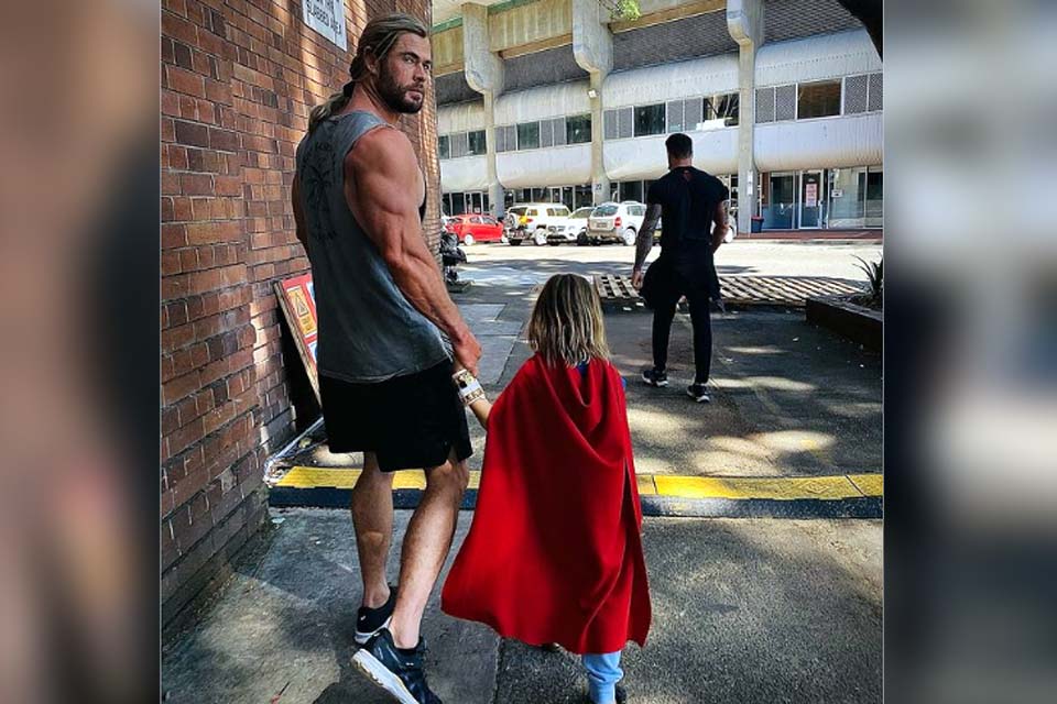 Astro de “Thor” posta foto com filho e pernas finas chamam a atenção