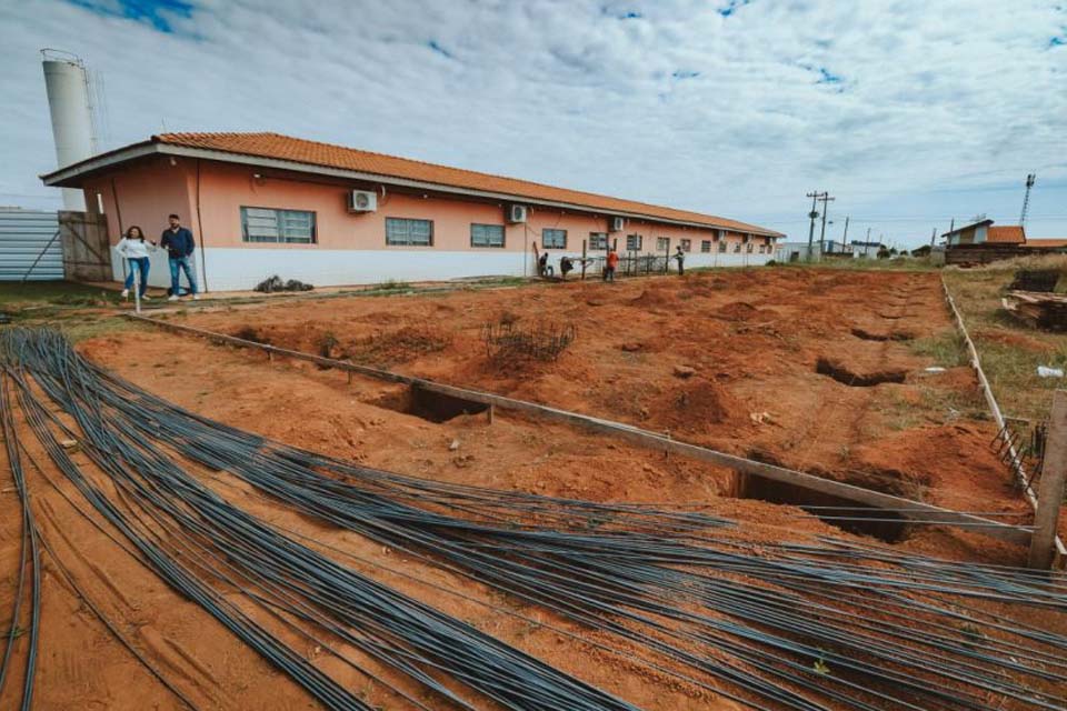 Com obras em andamento, escola Felipe Rocha vai ganhar 5 salas, banheiros, cozinha e refeitório