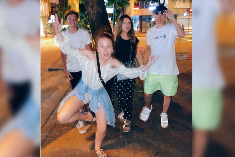 Larissa Manoela e Maísa saem de casal com os namorados no Rio de Janeiro