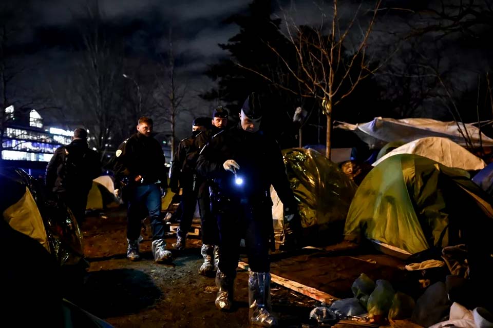 Polícia francesa desmantela campo de migrantes nos arredores de Paris