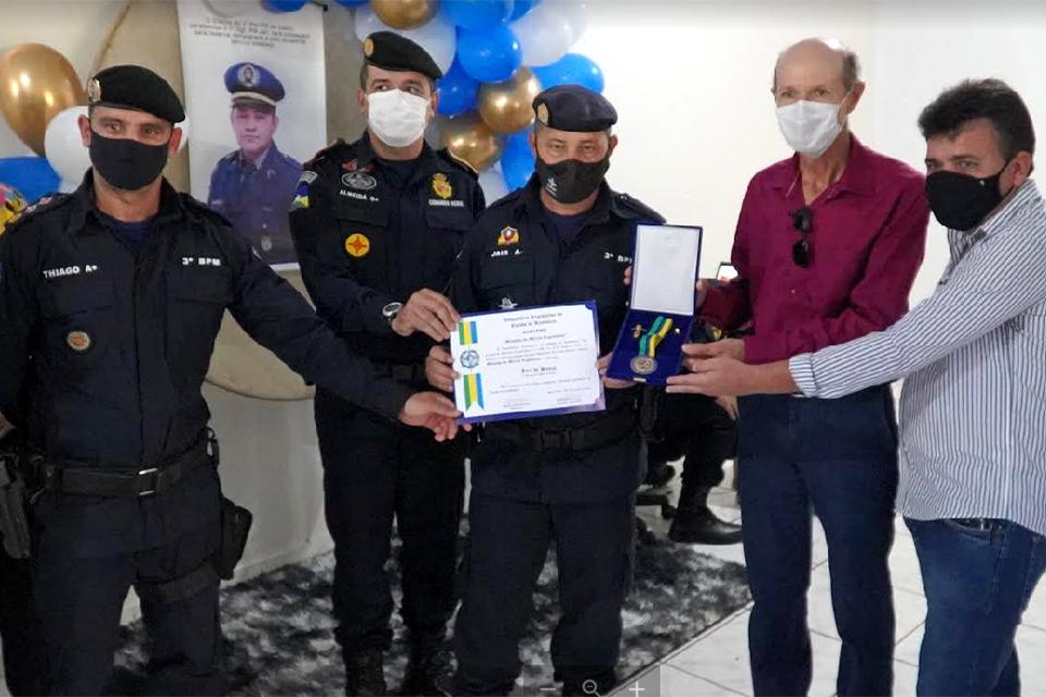 Luizinho Goebel homenageia ex-comandante do 2º Pelotão da PM em Cabixi com Medalha de Mérito Legislativo