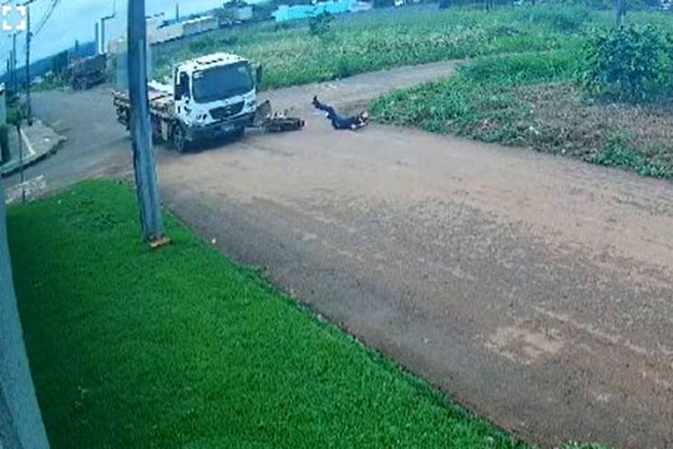 Motociclista é atingido por caminhão vai embora antes da chegada da PM