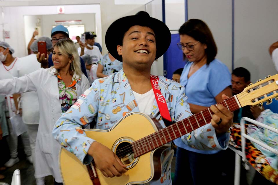 Dr. Melodia usa a música como “remédio” em visita ao Pronto Socorro João Paulo II e Cemetron, em Porto Velho