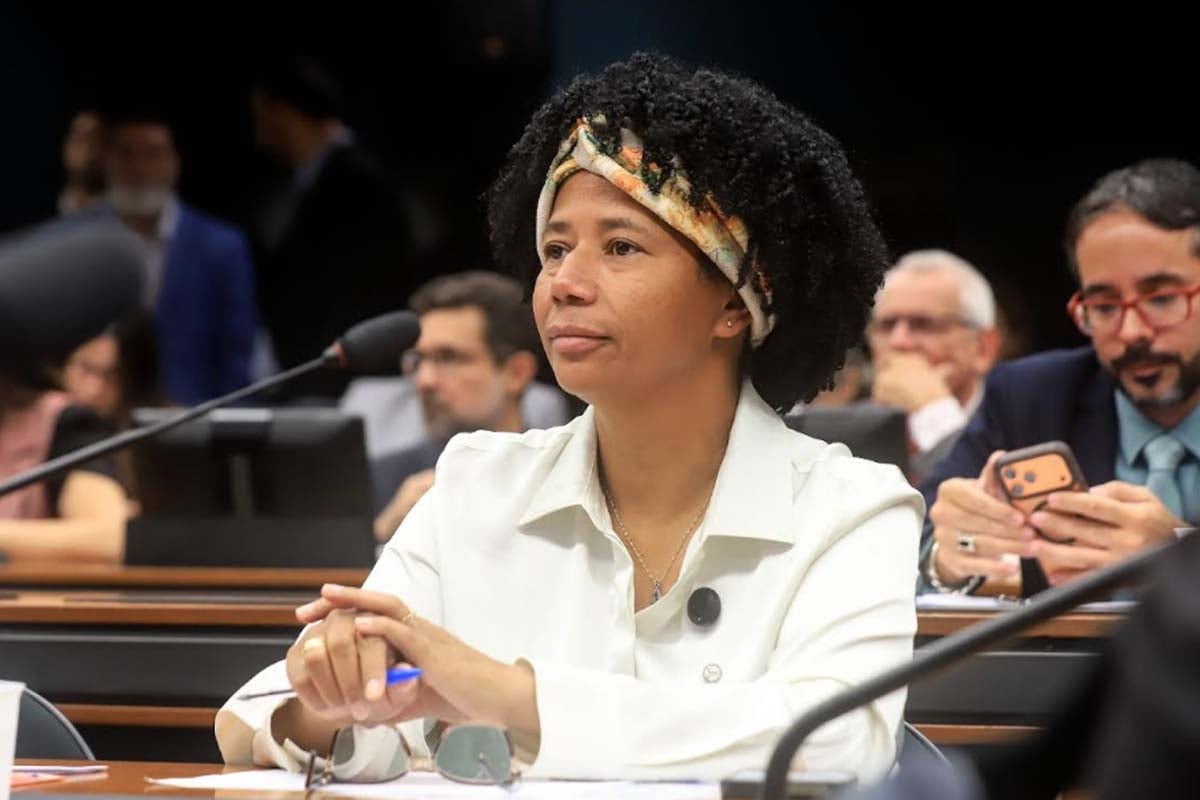 Deputada Sílvia Cristina votou a favor da PEC 383, que assegura recursos para a assistência social