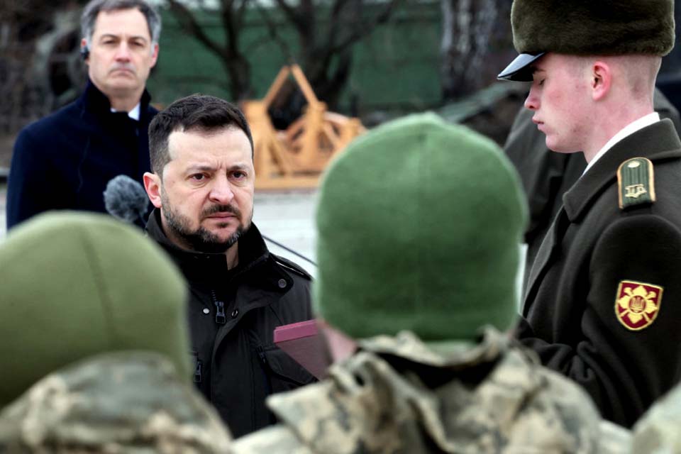 Zelensky homenageia soldados mortos em cerimónia com líderes mundiais