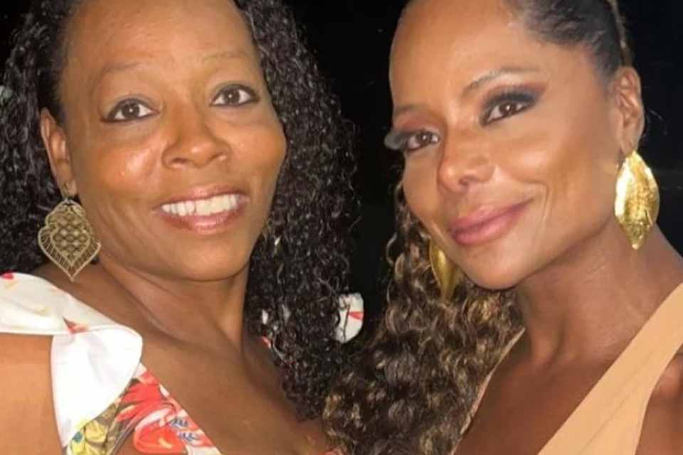 Causa da morte da irmã gêmea de Adriana Bombom é revelada