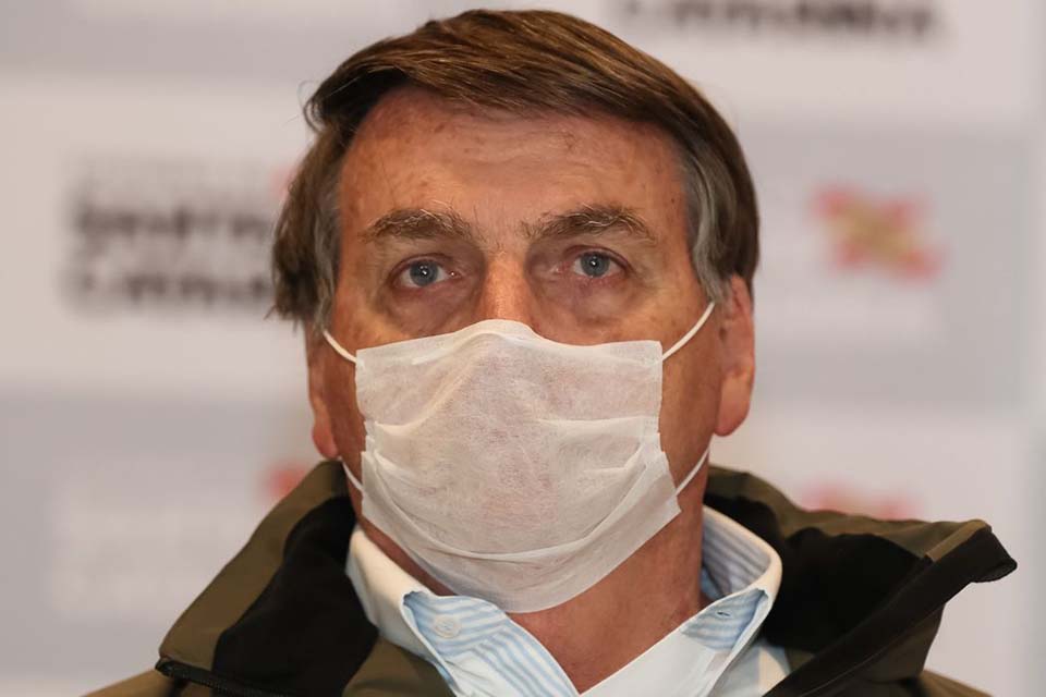 Bolsonaro faz exame de covid-19; resultado sai nesta terça