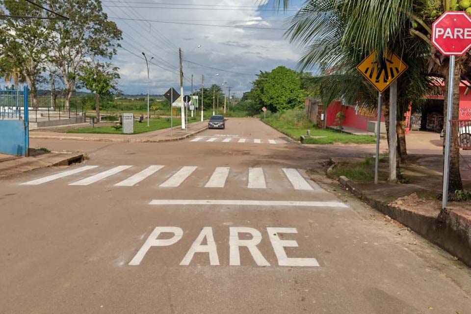 Ruas do distrito Jaci-Paraná recebem sinalização horizontal e vertical