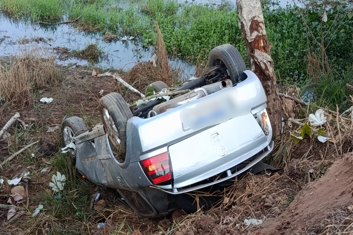 Motorista capota carro e deixa local do acidente a pé na BR-364