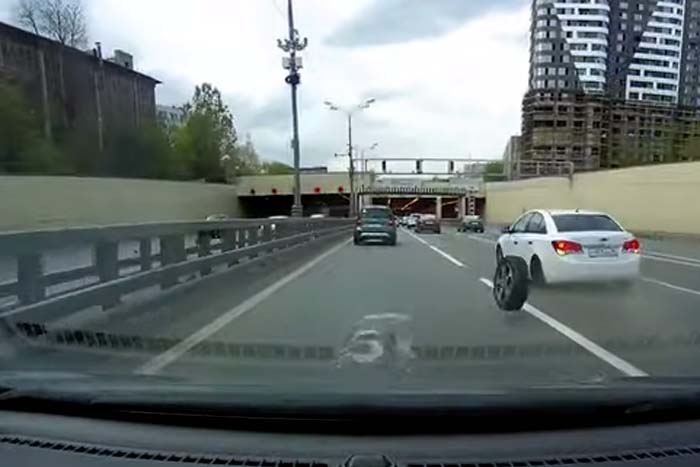 Roda de carro se solta e provoca grave acidente