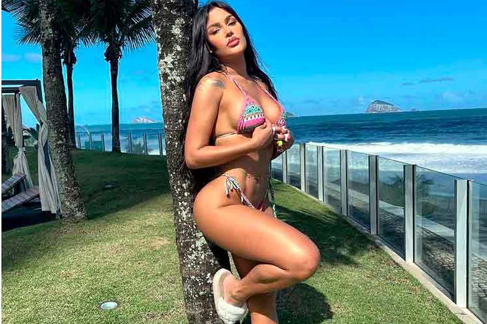 Flay ostenta corpão escultural em viagem pelo Rio de Janeiro