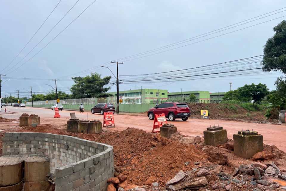 Obra emergencial altera pavimento na Avenida Calama; Intervenção substituiu rede de drenagem