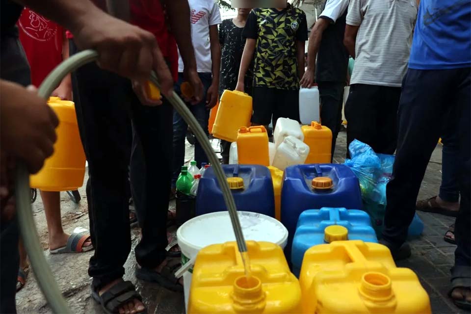 Governo de Gaza avisa que já não consegue analisar ou tratar água potável